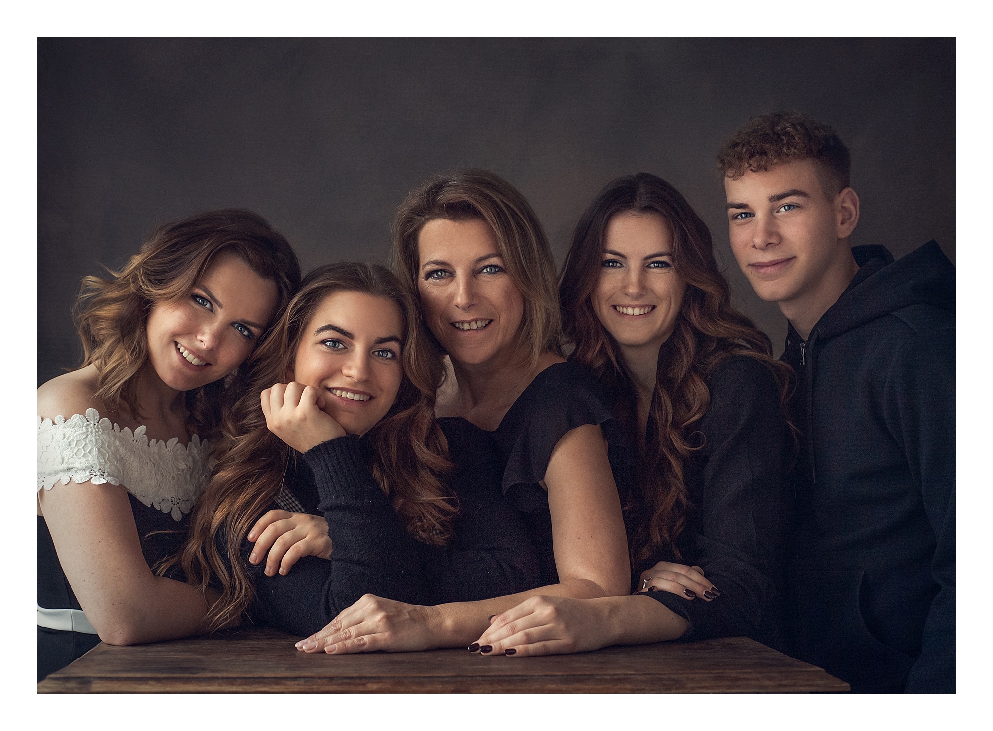 family of 5, poses for groups, mother with children, studio portraits, generation photography