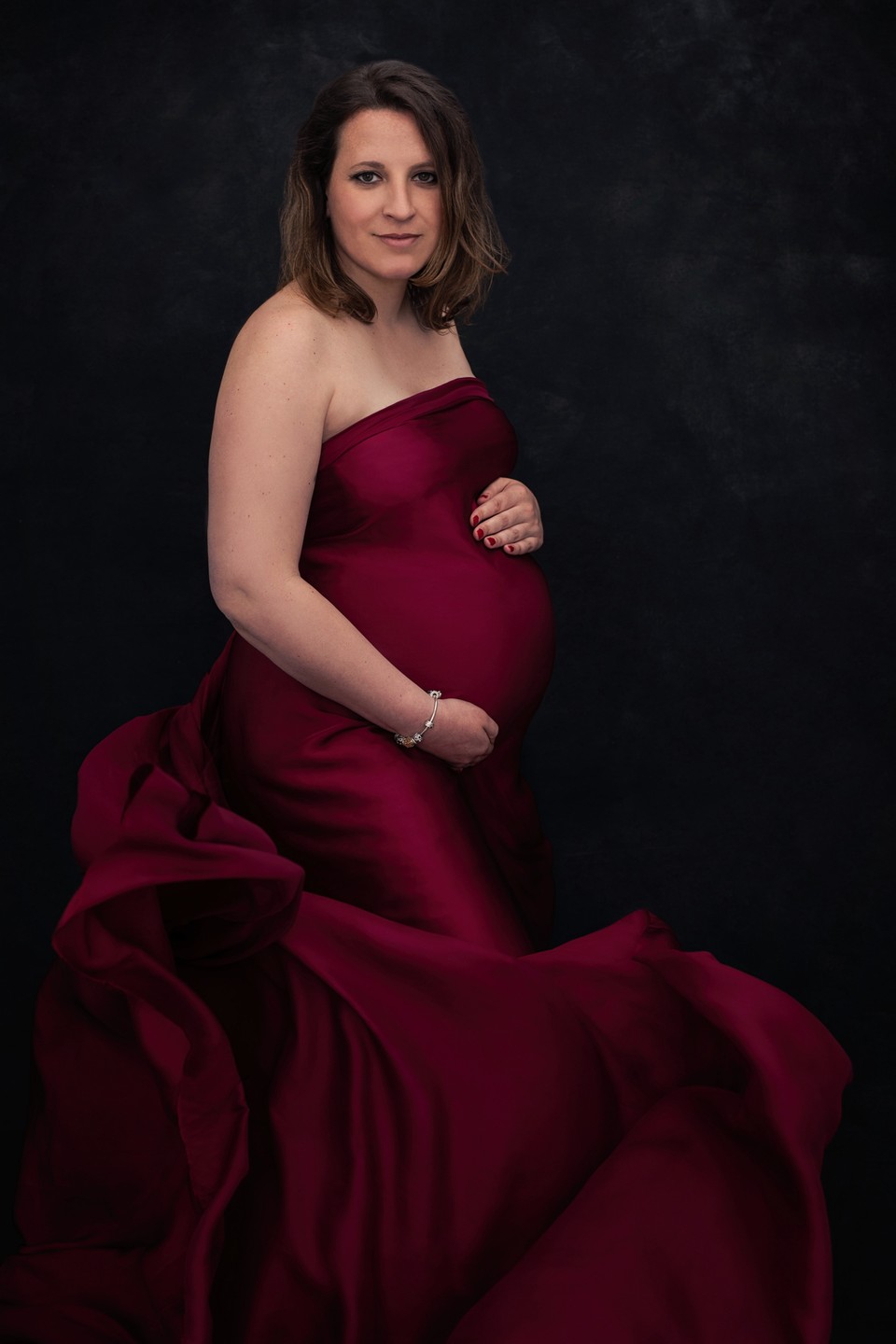 Portrait of pregnant woman in evening gown, Member Monday Kévin Bonnin of Diamond Portraits, Sue Bryce Education