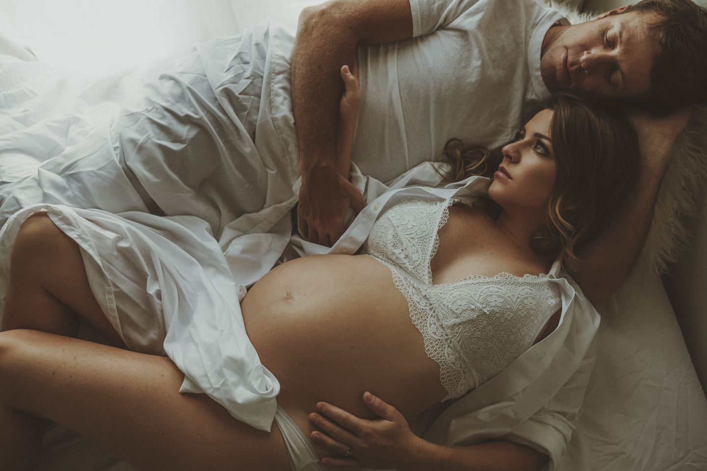 maternity photography of couple, indoor maternity photos, white styled maternity photography